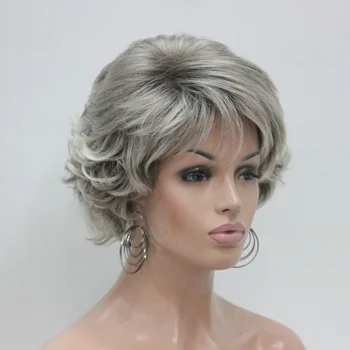 Очарователен и красив модерен нов дамски перука от къси синтетични косми е светло сив цвят и с тъмни корени за ежедневието