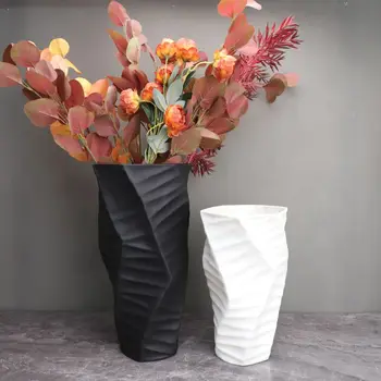 Украса на маса в скандинавски минимализме, вази с шарени листа, на белите дробове луксозни бижута за кабинети във всекидневната