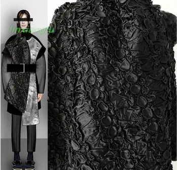 Черна кърпа в сгъвката с обемен кръг, плътна текстурирани плат, ръчно изработени в сгъвката, дизайнерски плат